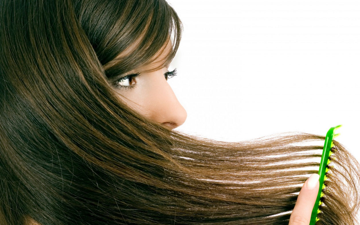 Нанесение масла на волосы