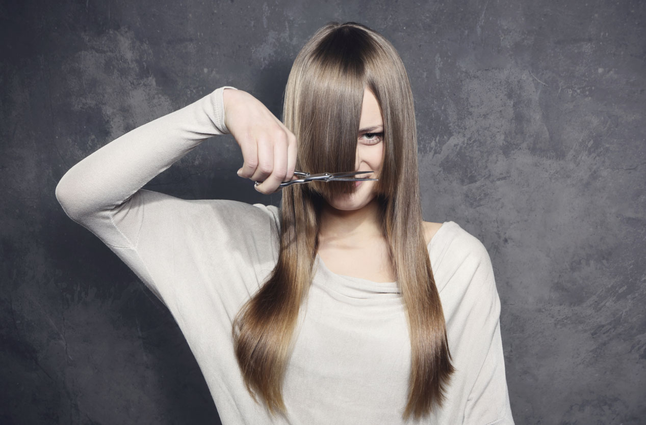 Стрижет челку