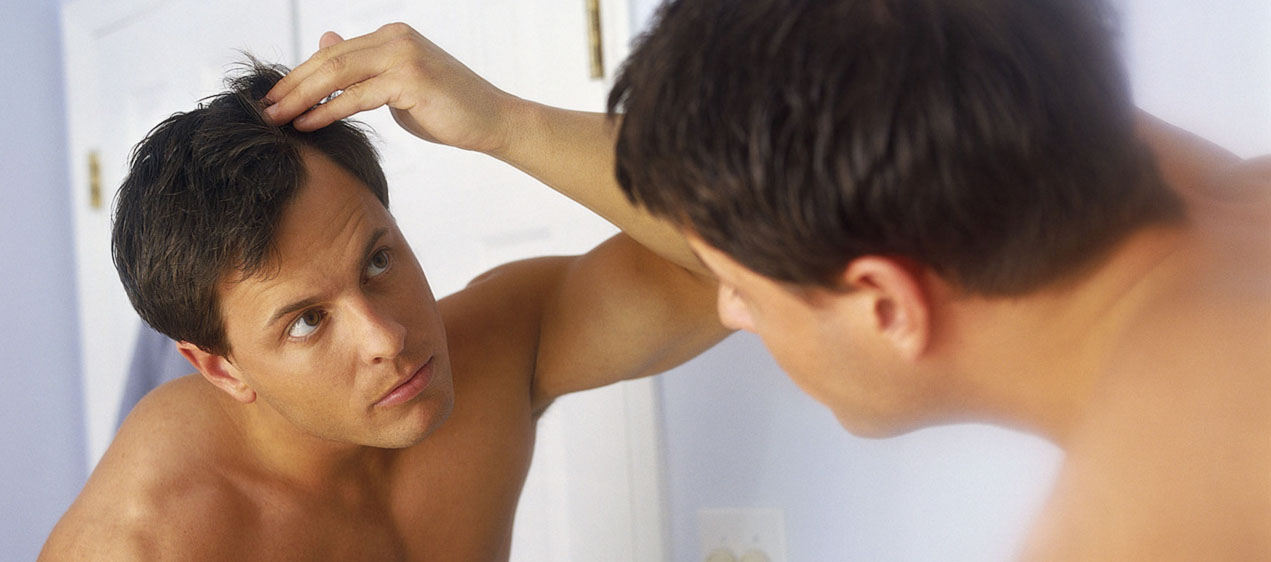 У мужчины перхоть