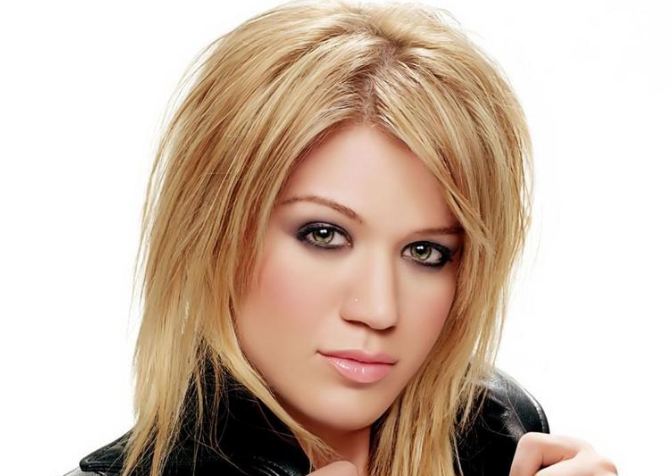 Все линии, изгибы прически должны иметь четкие контуры, а исполнить это может только опытный парикмахер