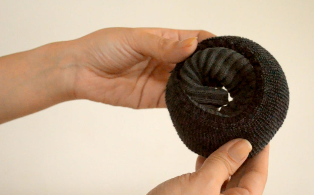 Как соединить резинку для волос в кольцо