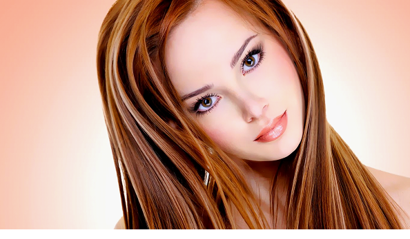 Девушка со здоровыми красивыми рыжими волосами