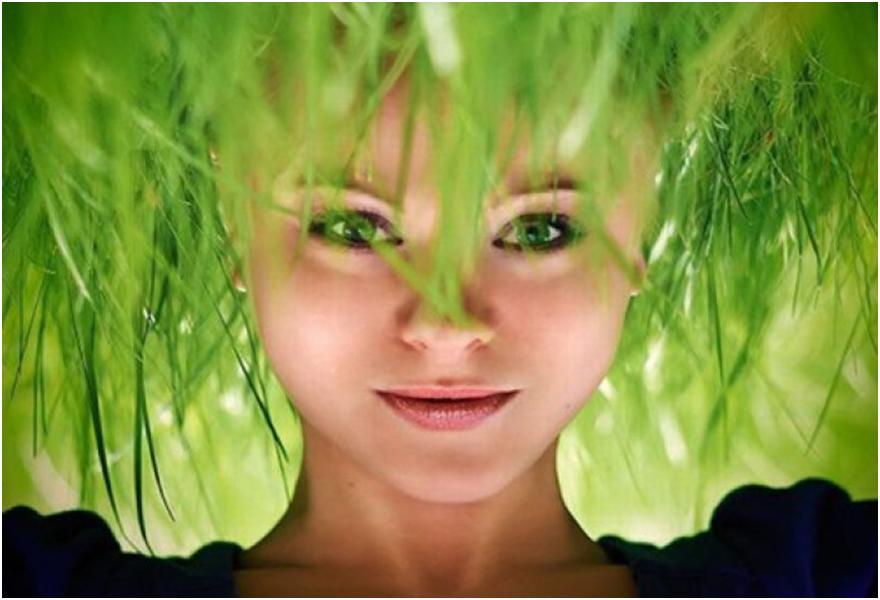 Девушка с зеленой травой на голове