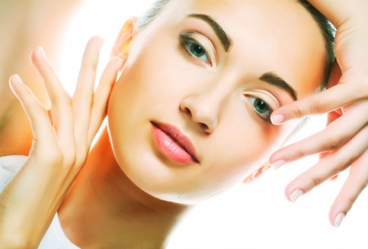 Девушка с красивыми бровями