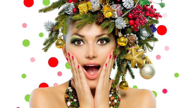 Девушка с новогодними украшениями на голове
