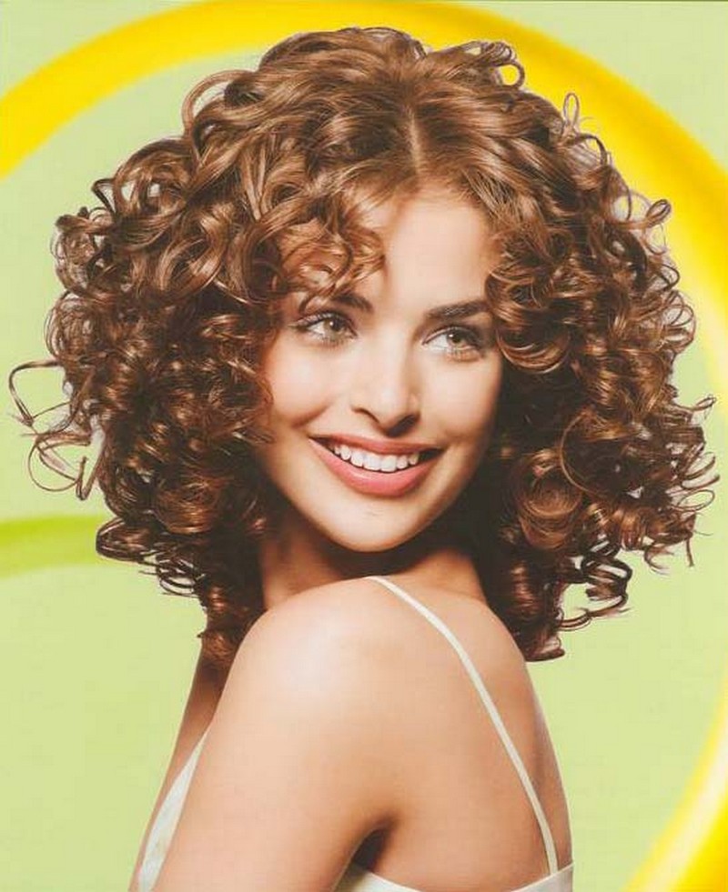 Девушка с рыжими, кудрявыми волосами