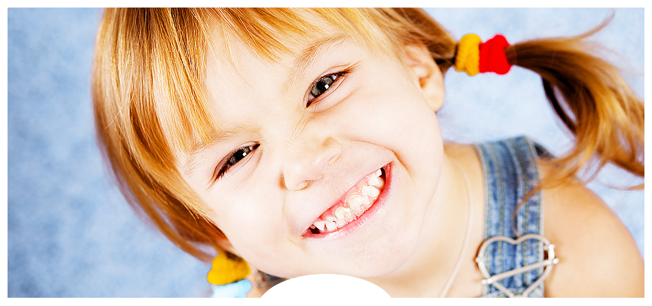 Улыбающаяся девочка с двумя хвостиками