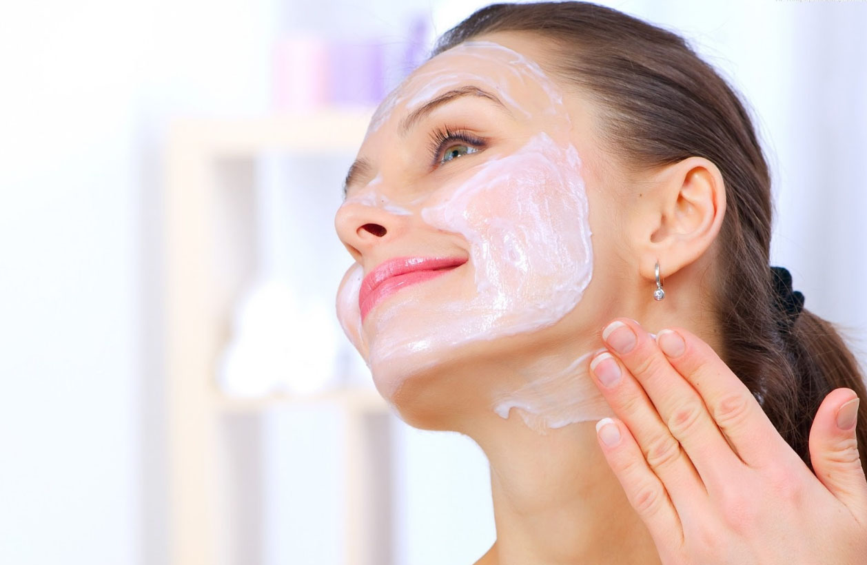 Девушка мажет крем