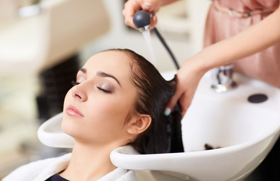 Девушка моет волосы