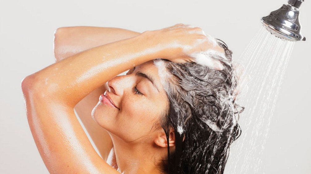 Девушка моет голову
