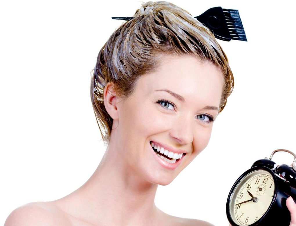 Девушка нанесла краску на голову