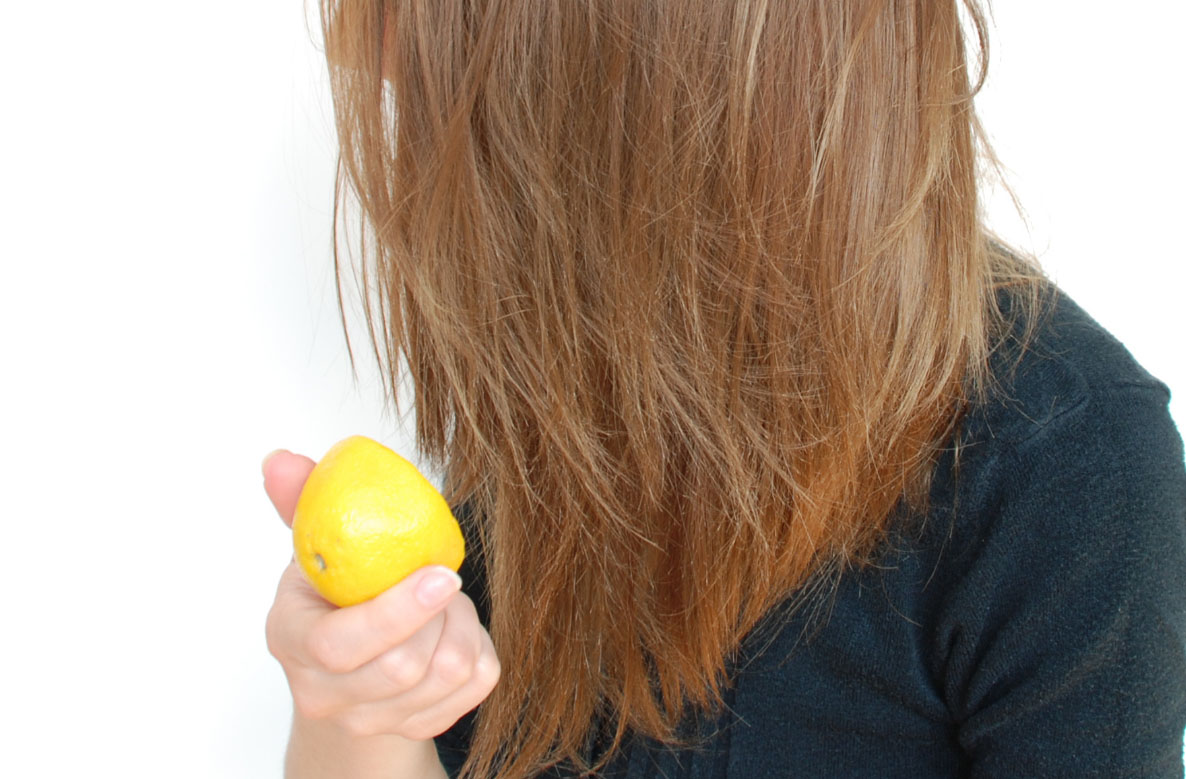 Девушка с лимоном