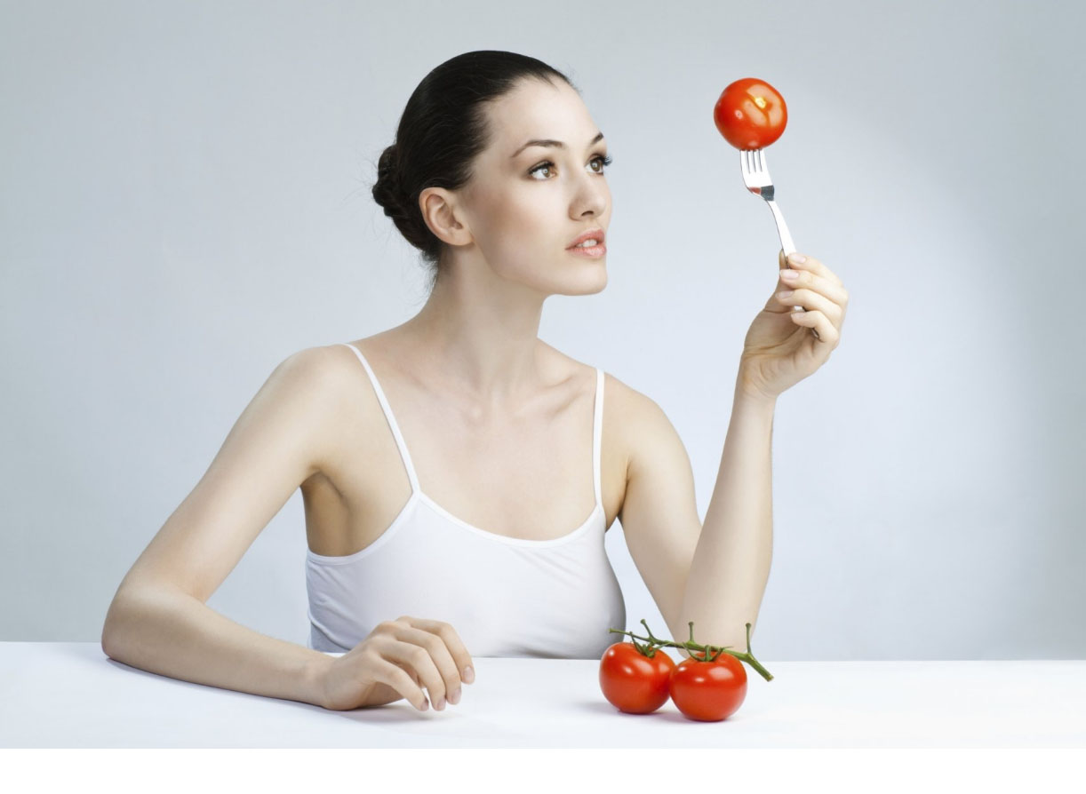 Девушка с помидором