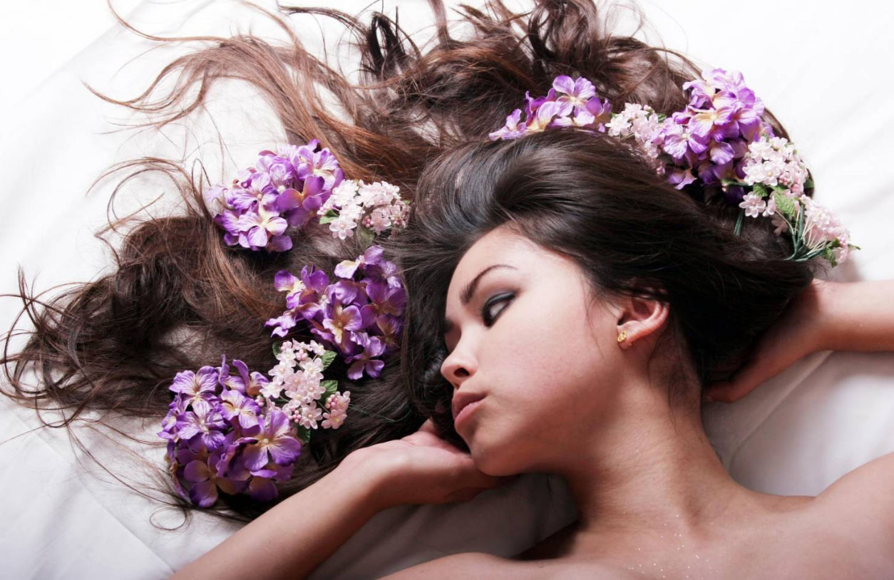 Девушка с цветами на голове