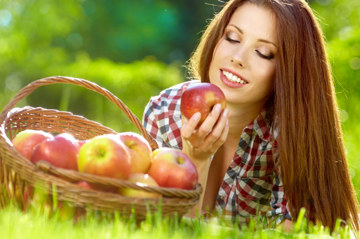 Девушка с яблоками
