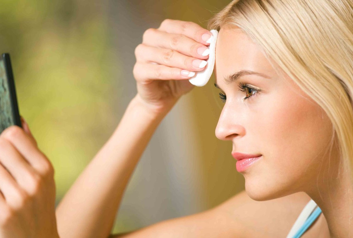 Девушка смазывает кожу