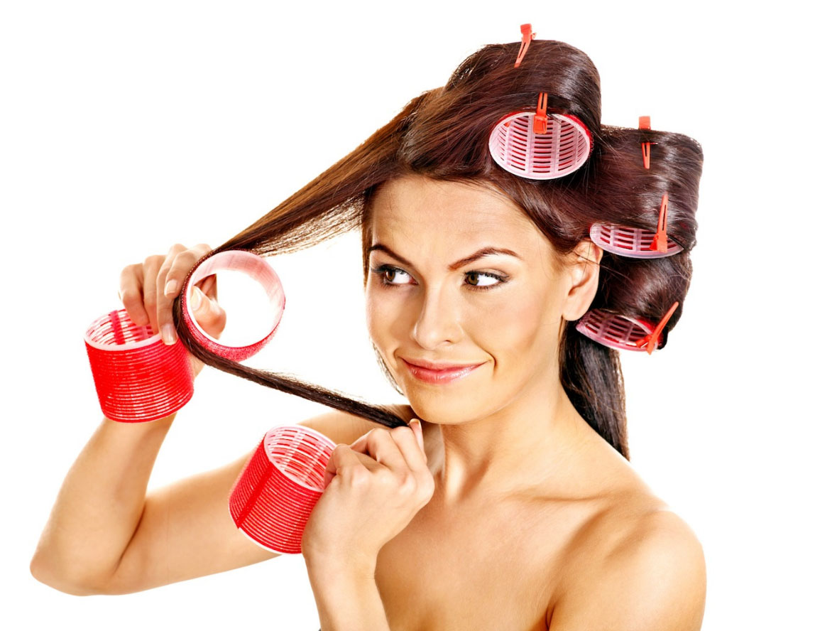 Девушка снимает бигуди