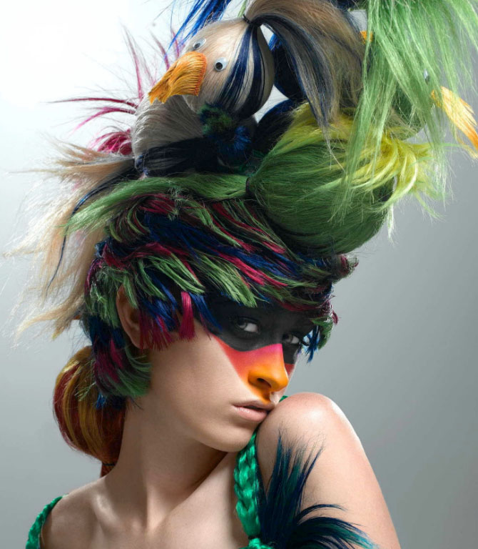 Красивая необычная прическа с цветными волосами