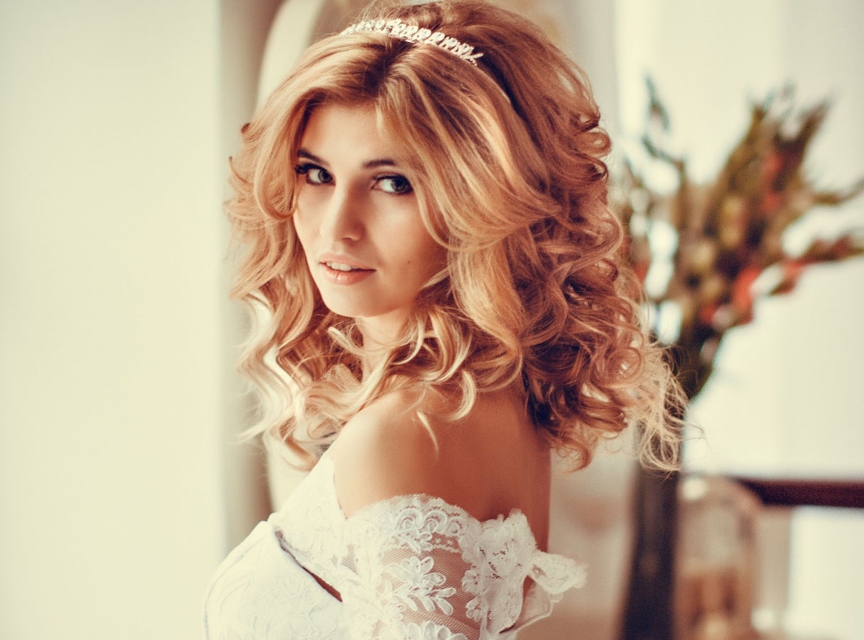 Объемная свадебная причёска