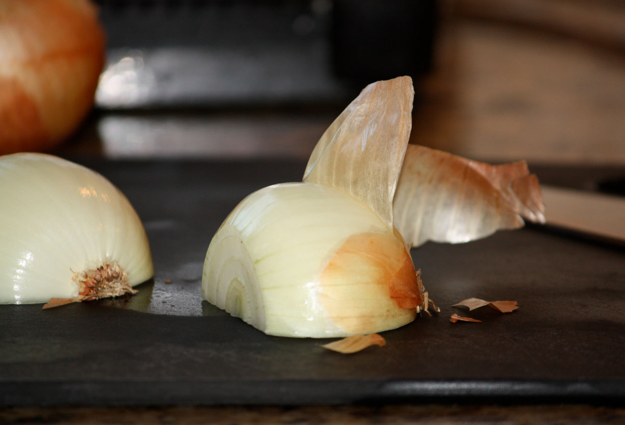 Очищенная луковица