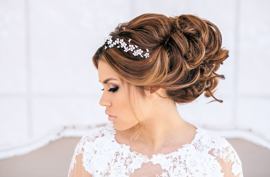 греческая прическа на короткие волосы с диадемой