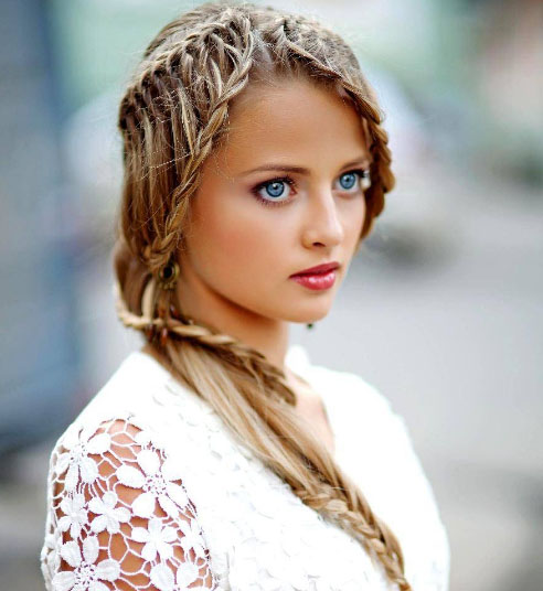 необычная женская прическа из волос средней длины