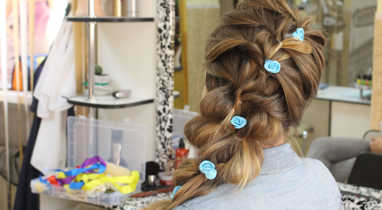 прическа с косами и резинками