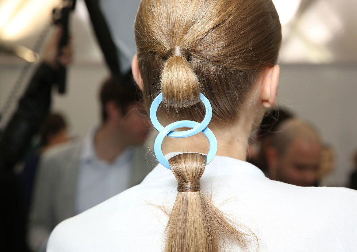 прическа с хвостиком