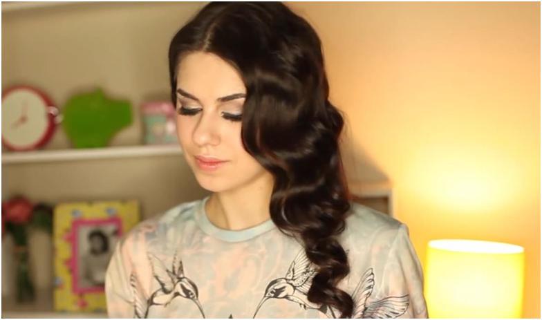 Девушка с темными, волнистыми волосами, убранными на нок