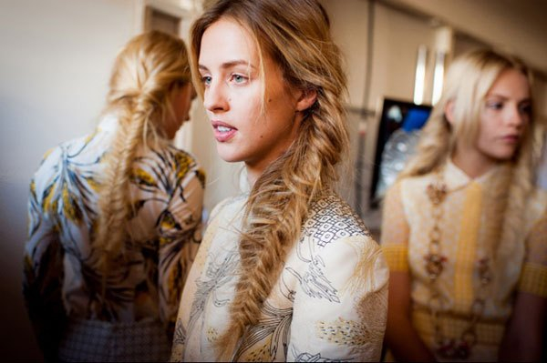 Светловолосая девушка с косой рыбий хвост