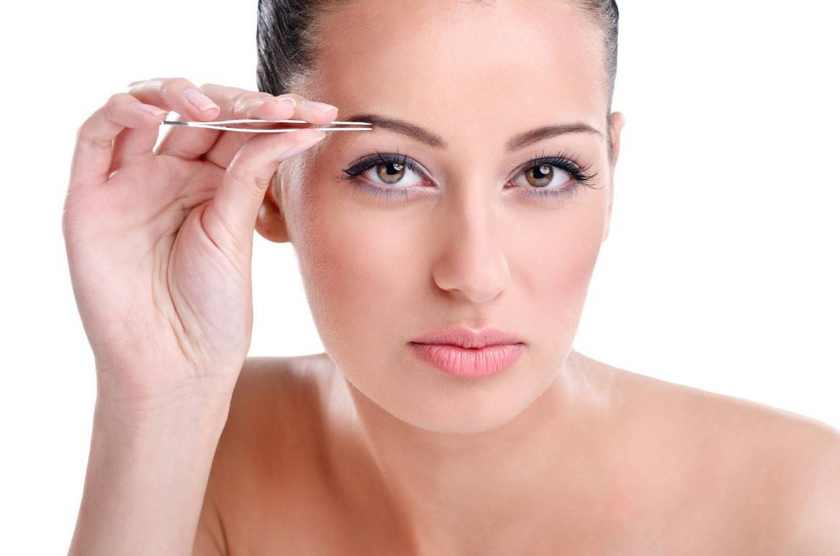 Девушка с пинцетом