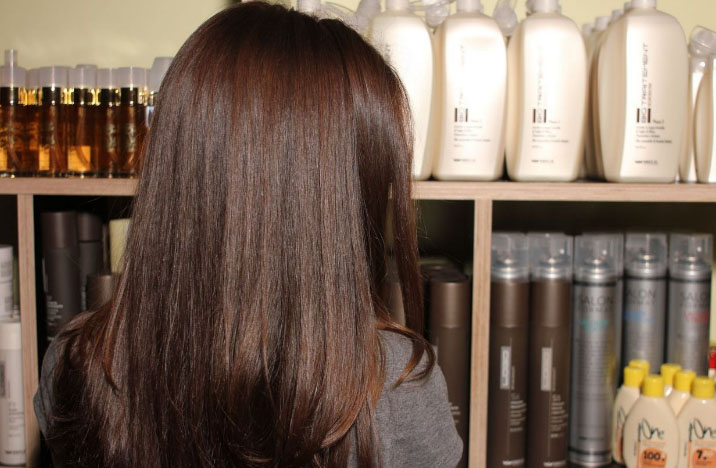 девушка выбирает средство для волос