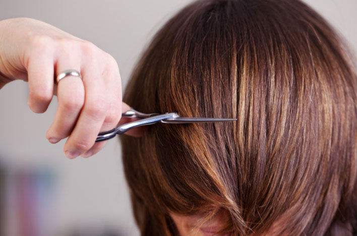 девушка с ножницами