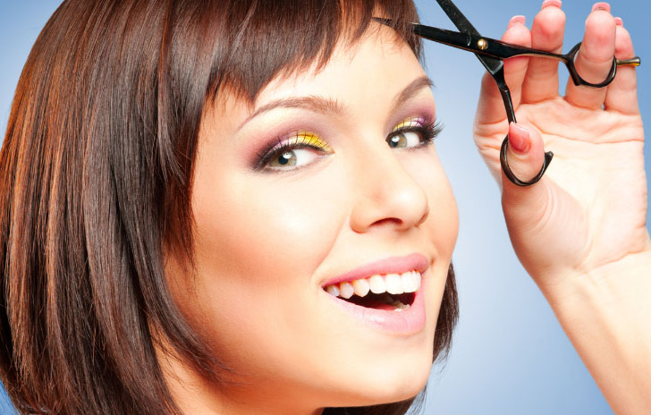 девушка с ножницами