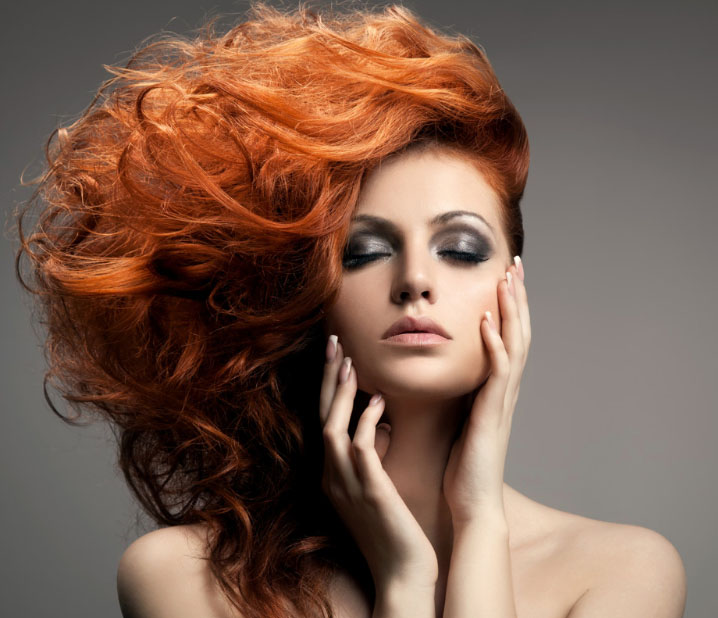 девушка с рыжими локонами