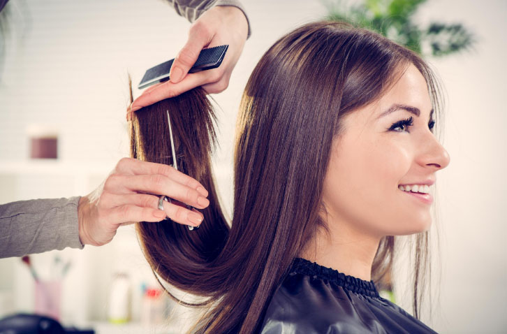 девушка у парикмахера
