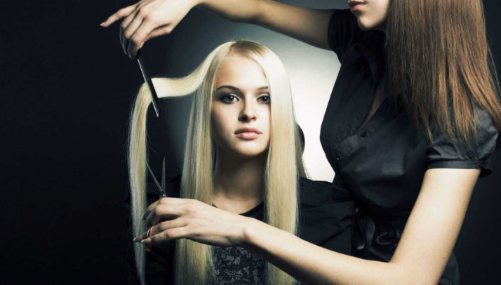 девушка у парикмахера