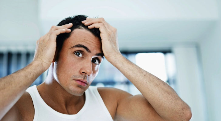 мужчина смотрит волосы