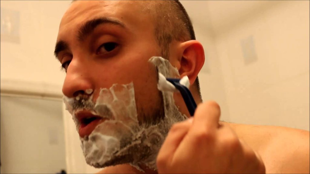 Почему парни бреют усы после 18